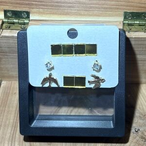 2 Pairs of Studs in Gold and Crystal